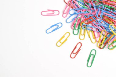 Beyaz arkaplanda izole edilmiş renkli ataçlar. Uzayı kopyala Metnin ve bilgilerin için alanı kopyala