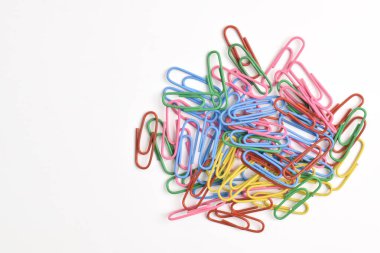 Beyaz arka plan üzerinde izole renkli ataç yığını