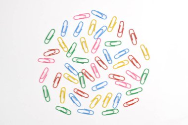 Beyaz arkaplanda izole edilmiş renkli ataçlar, düz uzanma, üst görünüm