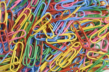 Beyaz arkaplanda renkli ataç yığını, üst görünüm