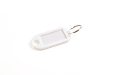 Beyaz arkaplanda izole edilmiş beyaz plastik anahtar etiketi