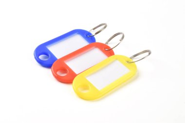 Beyaz arkaplanda izole edilmiş renkli plastik anahtar etiketi