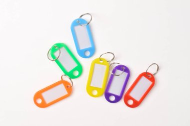 Beyaz arka planda izole edilmiş renkli plastik anahtar etiketi. Üst Manzara Düz Yat