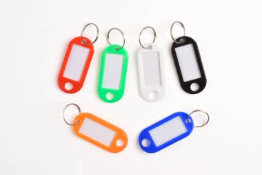 Beyaz arka planda izole edilmiş renkli plastik anahtar etiketi. Üst Manzara Düz Yat