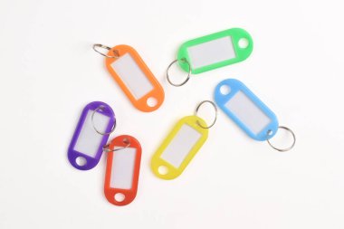Beyaz arka planda izole edilmiş renkli plastik anahtar etiketi. Üst Manzara Düz Yat