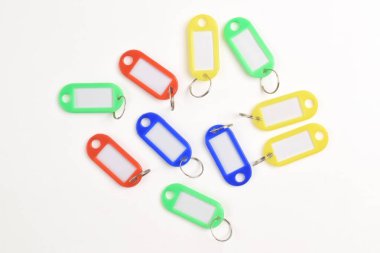 Beyaz arka planda izole edilmiş renkli plastik anahtar etiketi. Üst Manzara Düz Yat