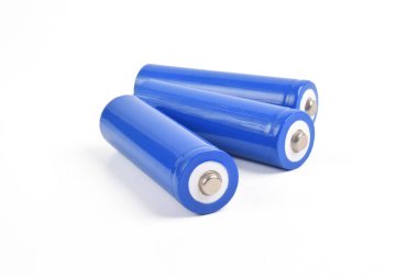 Mavi metal AA büyüklüğünde bataryalar beyaz arka planda izole edilmiş. Karbon çinko piller, şarj edilebilir piller, model.