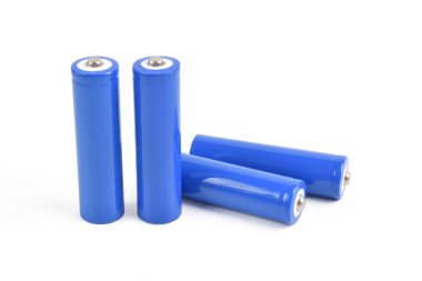 Alkali piller ve beyaz arka planda izole edilmiş AA büyüklüğünde mavi metal piller.