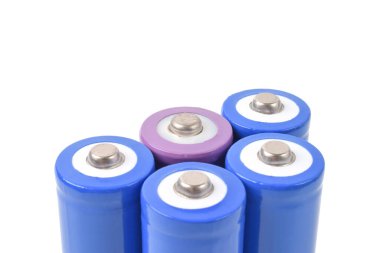 Alkali piller ve mavi metal bir AA büyüklüğünde piller beyaz arka planda izole edilmiş, yakın plan.