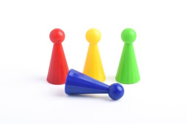 Renkli tahta oyunu piyonu beyaz arkaplanda izole edildi