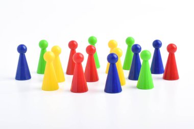 Beyaz arkaplanda izole edilmiş renkli masa oyunu parçaları