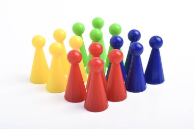 Beyaz arkaplanda izole edilmiş renkli masa oyunu parçaları