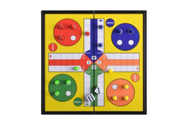 Beyaz arkaplanda izole edilmiş şekiller ve zarlar içeren Ludo oyun tahtası, üst görünüm