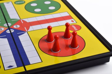 Beyaz arkaplanda izole figürlere sahip Ludo oyun tahtası, kapat