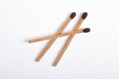 Beyaz arka plan üzerinde izole ahşap maç