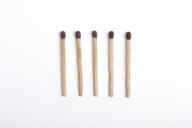 Beyaz arkaplanda izole edilmiş ahşap kibritler