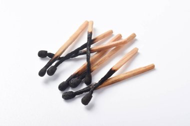 Beyaz arkaplanda izole edilmiş yanmış kibrit yığını