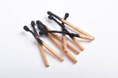 Beyaz arkaplanda izole edilmiş yanmış kibrit yığını