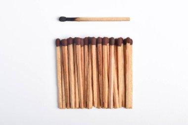 Tahta kibrit beyaz arka planda izole edildi. Kibrit çöpü yığınları