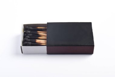 Beyaz arkaplanda izole edilmiş kibrit kutusunda kibrit yakma. Kibrit kutusu.