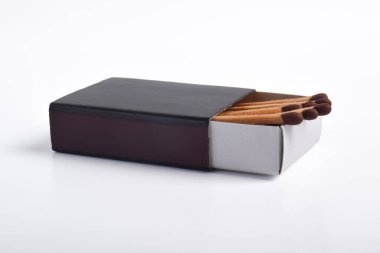 Beyaz arkaplanda izole edilmiş kibrit kutusu