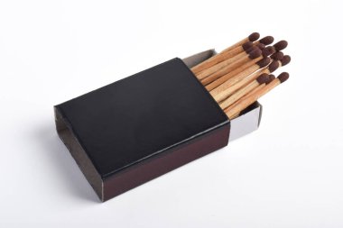 Beyaz arkaplanda izole edilmiş kibrit kutusu