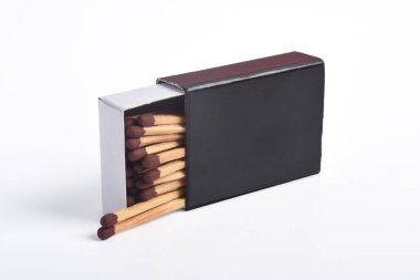 Beyaz arkaplanda izole edilmiş kibrit kutusu