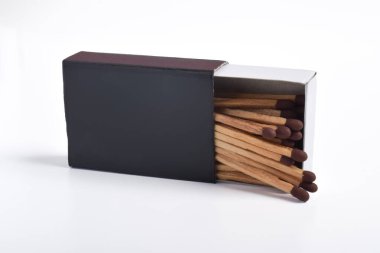 Beyaz arkaplanda izole edilmiş kibrit kutusu