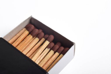 Beyaz arkaplanda izole edilmiş kibrit kutusu, kapat