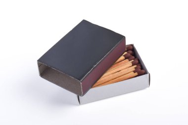 Beyaz arkaplanda izole edilmiş kibrit kutusu