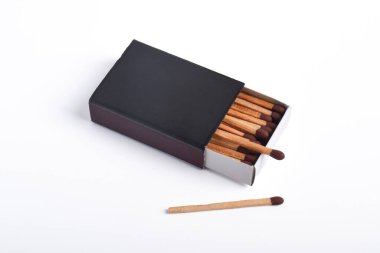 Beyaz arkaplanda izole edilmiş kibrit kutusu