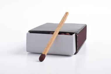 Beyaz arkaplanda izole edilmiş kibrit kutusu