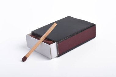 Beyaz arkaplanda izole edilmiş kibrit kutusu