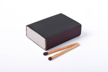 Beyaz arkaplanda izole edilmiş kibrit kutusu