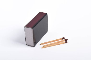 Beyaz arkaplanda izole edilmiş kibrit kutusu