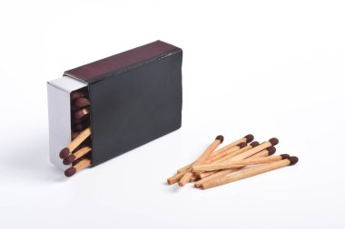 Beyaz arkaplanda izole edilmiş kibrit kutusu