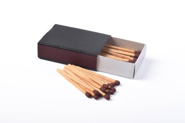 Beyaz arkaplanda izole edilmiş kibrit kutusu