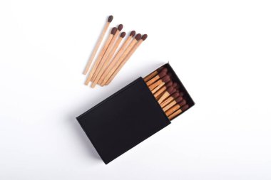 Beyaz arkaplanda izole edilmiş kibrit kutusu, üst görünüm