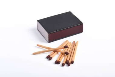 Beyaz arkaplanda izole edilmiş kibrit kutusu