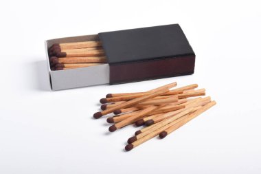 Beyaz arkaplanda izole edilmiş kibrit kutusu