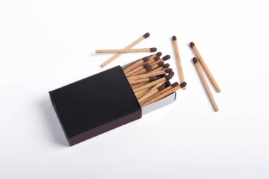 Beyaz arkaplanda izole edilmiş kibrit kutusu