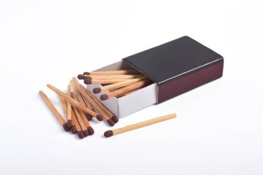 Beyaz arkaplanda izole edilmiş kibrit kutusu