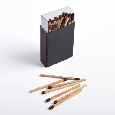 Beyaz arkaplanda izole edilmiş kibrit kutusu