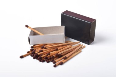 Beyaz arkaplanda izole edilmiş kibrit kutusu