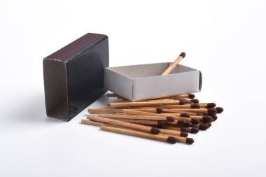 Beyaz arkaplanda izole edilmiş kibrit kutusu