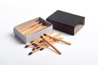 Beyaz arkaplanda izole edilmiş kibrit kutusu