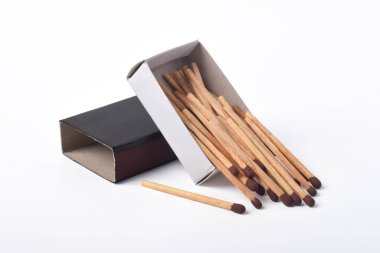 Beyaz arkaplanda izole edilmiş kibrit kutusu