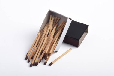 Beyaz arkaplanda izole edilmiş kibrit kutusu