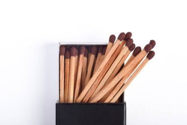 Beyaz arkaplanda izole edilmiş kibrit kutusu, kapat