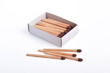 Beyaz arka planda izole kibrit kutusu, ateşleme, güvenlik ve ev konsepti için.